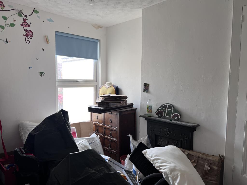 Lot: 84 - THREE-BEDROOM HOUSE IN NEED OF IMPROVEMENT - Bedroom two